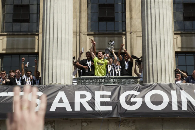 Nottingham fans fill square for Notts County return