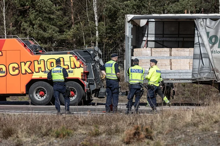 Dunkeld police seek van with distinctive white trailer