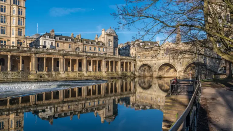 Pulteney Bridge and the historic weir on the River Avon in Bath, England.